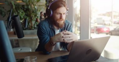 Cafe Laptop Online Sohbet Man