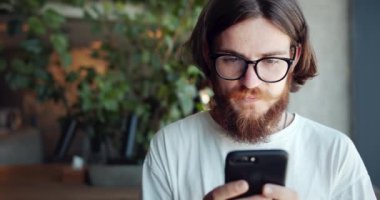 Cafe'de Akıllı Telefonda Erkek Mesajlaşma