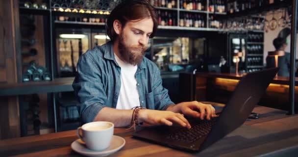 Skäggiga manliga surfar laptop i Cafe — Stockvideo