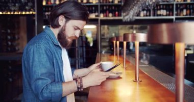 Cafe'de Erkek Tarama Akıllı Telefon