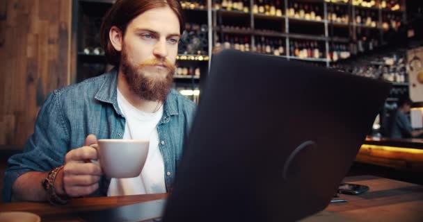 Μούσι αρσενικό περιήγηση φορητό υπολογιστή στο Cafe — Αρχείο Βίντεο