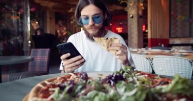 Akıllı Telefon Pizza Yeme ile Sakallı Hippi Erkek