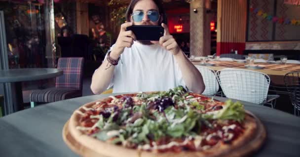 Хиппи фотографирует пиццу — стоковое видео