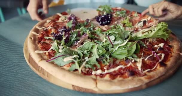 Rebanadas de pizza en la mesa — Vídeo de stock