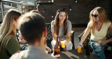 Terasta Parti Olan Arkadaşlar