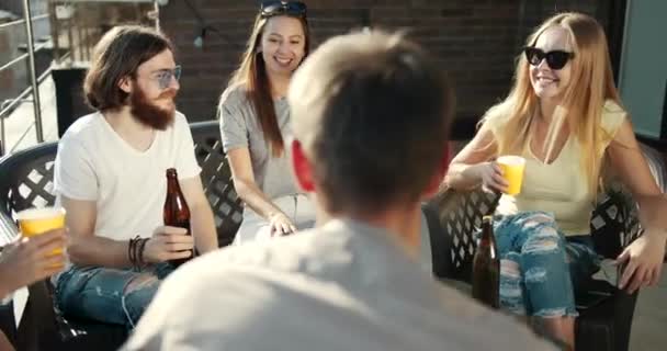 Freunde feiern auf der Terrasse — Stockvideo