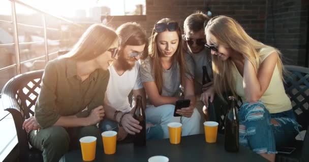 Junge Gruppe von Freunden surft mit Smartphone auf dem Dach — Stockvideo