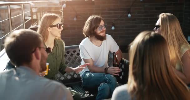 Amigos Relajarse y beber cerveza — Vídeo de stock