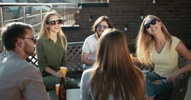 Φίλοι χαλαρώνοντας και πίνοντας μπύρα στην υγειά μας — Αρχείο Βίντεο