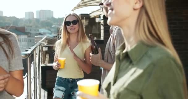 Друзья болтают и пьют на балконе — стоковое видео