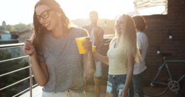Sunset Party Mutlu Dans Woman