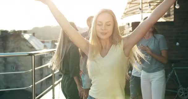 Feliz baile rubia mujer en fiesta — Vídeo de stock