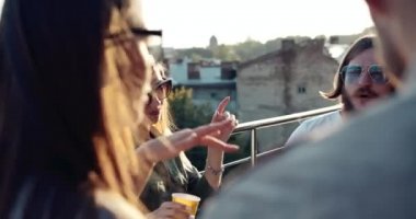 Gün Batımında Dans Eden Mutlu Gençler