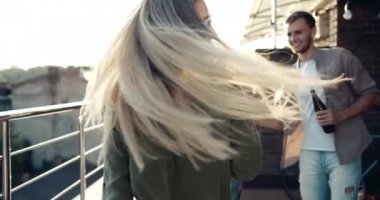 Gülen Şık Kadın Parti dans