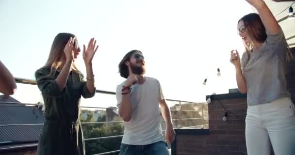 Gelukkig Bearded mannelijke dansen op zonsondergang — Stockvideo