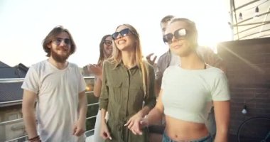 Mutlu Arkadaşlar Kameraya Poz