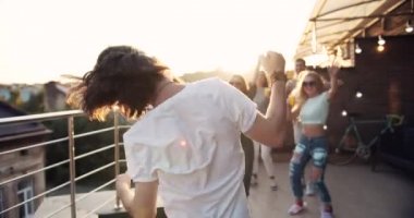 Disco Partisi'nde Arkadaş Birliş Adam