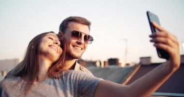 Gün Batımında Selfie Yapan Sevimli Çift