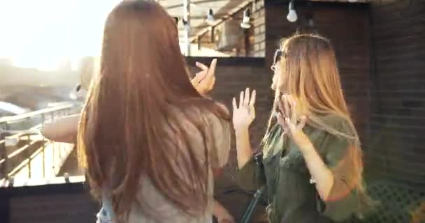 Счастливые танцующие женщины на вечеринке — стоковое видео