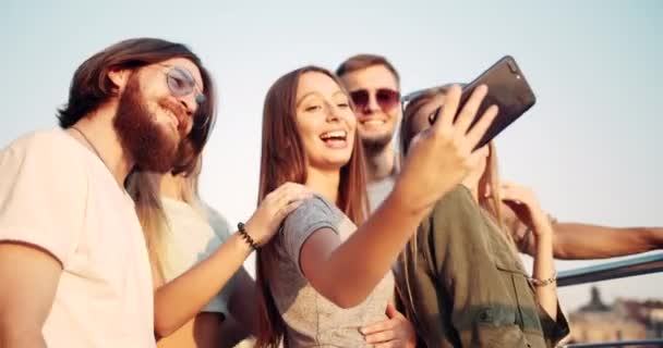 Amigos haciendo selfie al atardecer — Vídeos de Stock