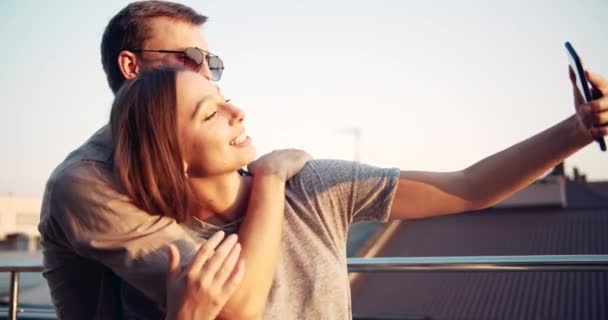 Casal lindo fazendo selfie no pôr do sol — Vídeo de Stock