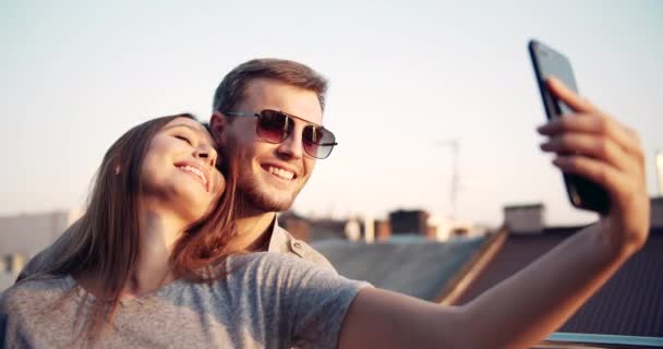 Mooie paar maken Selfie op zonsondergang — Stockvideo