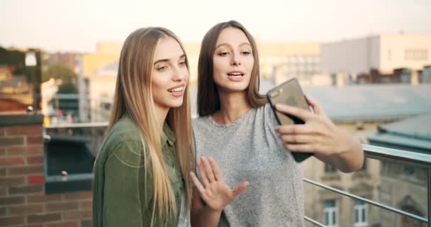 Bloggers femeninas transmitiendo Smartphone — Vídeo de stock