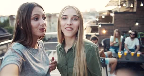 Bloggers femeninas transmitiendo Smartphone — Vídeo de stock