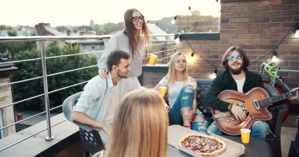 Amigos Relaxando e Tocando Guitarra no Terraço — Vídeo de Stock