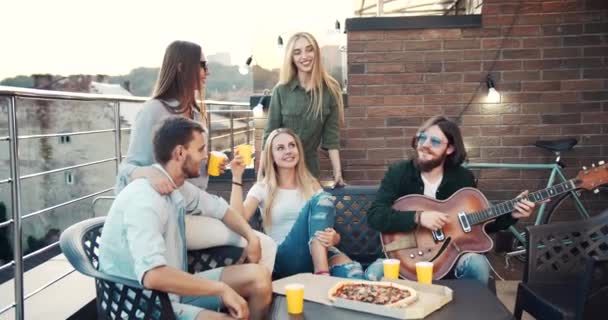Młodzi ludzie relaksując się na tarasie z napojami — Wideo stockowe