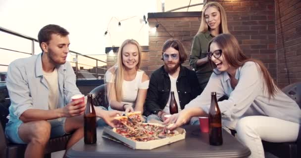 Vrienden eten pizza en drinken in de avond — Stockvideo