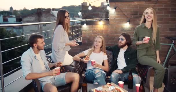 Vrienden chatten op het terras in de avond — Stockvideo