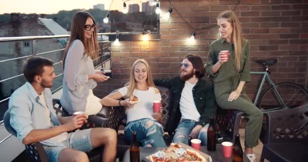 Vrienden chatten op het terras in de avond — Stockvideo