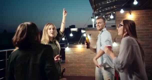 Νέοι άνθρωποι που πίνουν στο κόμμα στην υγειά — Αρχείο Βίντεο