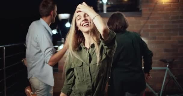Feliz baile rubia mujer en fiesta — Vídeo de stock