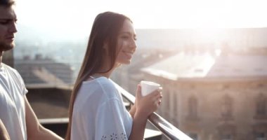 Çift Kahve İçme ve Kucaklayan