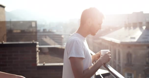 Liefdevolle paar drinken koffie op balkon — Stockvideo