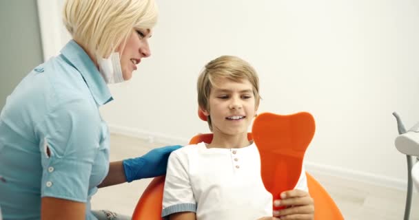 Щасливий усміхнений хлопчик у стоматолога — стокове відео