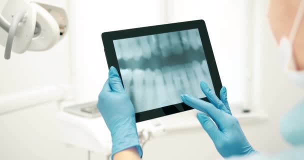 Kobieta dentysta badanie rentgenowskie skanowania na tablecie — Wideo stockowe