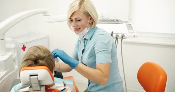 Retrato de dentista femenina — Vídeo de stock