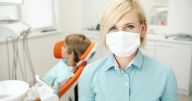 Kadın Diş Hekimi Portresi