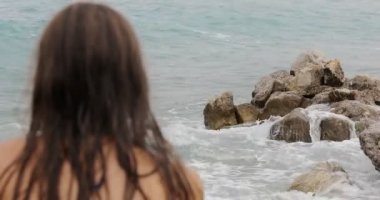 Deniz Kıyısına Bakan Kız
