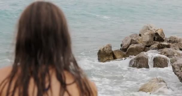 Menina olhando para o litoral do mar — Vídeo de Stock