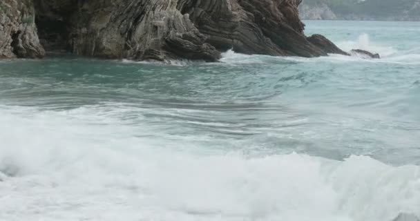 Mare tempestoso vicino alla costa rocciosa — Video Stock