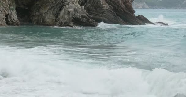 Mar Tormentoso cerca de Rocky Coast — Vídeos de Stock