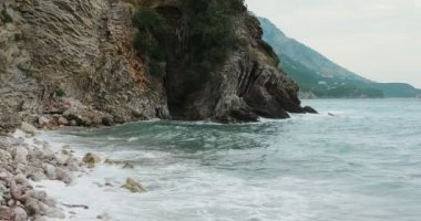 Rocky Sahili 'nin yakınındaki Fırtınalı Deniz