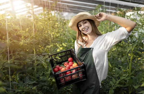 Jeune agricultrice dans la pose de chapeau de paille — Photo