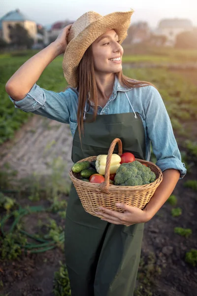 Mignon jardinier fille posant sur le jardin de légumes — Photo