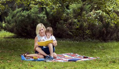 Anne Park 'ta Özel Oğluyla Kitap Okuyor