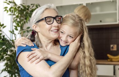 Mutlu Anaokulu Kızı Kucaklayan Büyükanneyi Seviyor
